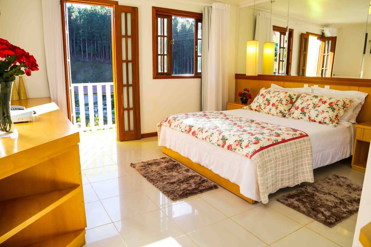 Deluxe Suite | 1 bedroom, premium bedding, minibar, in-room safe