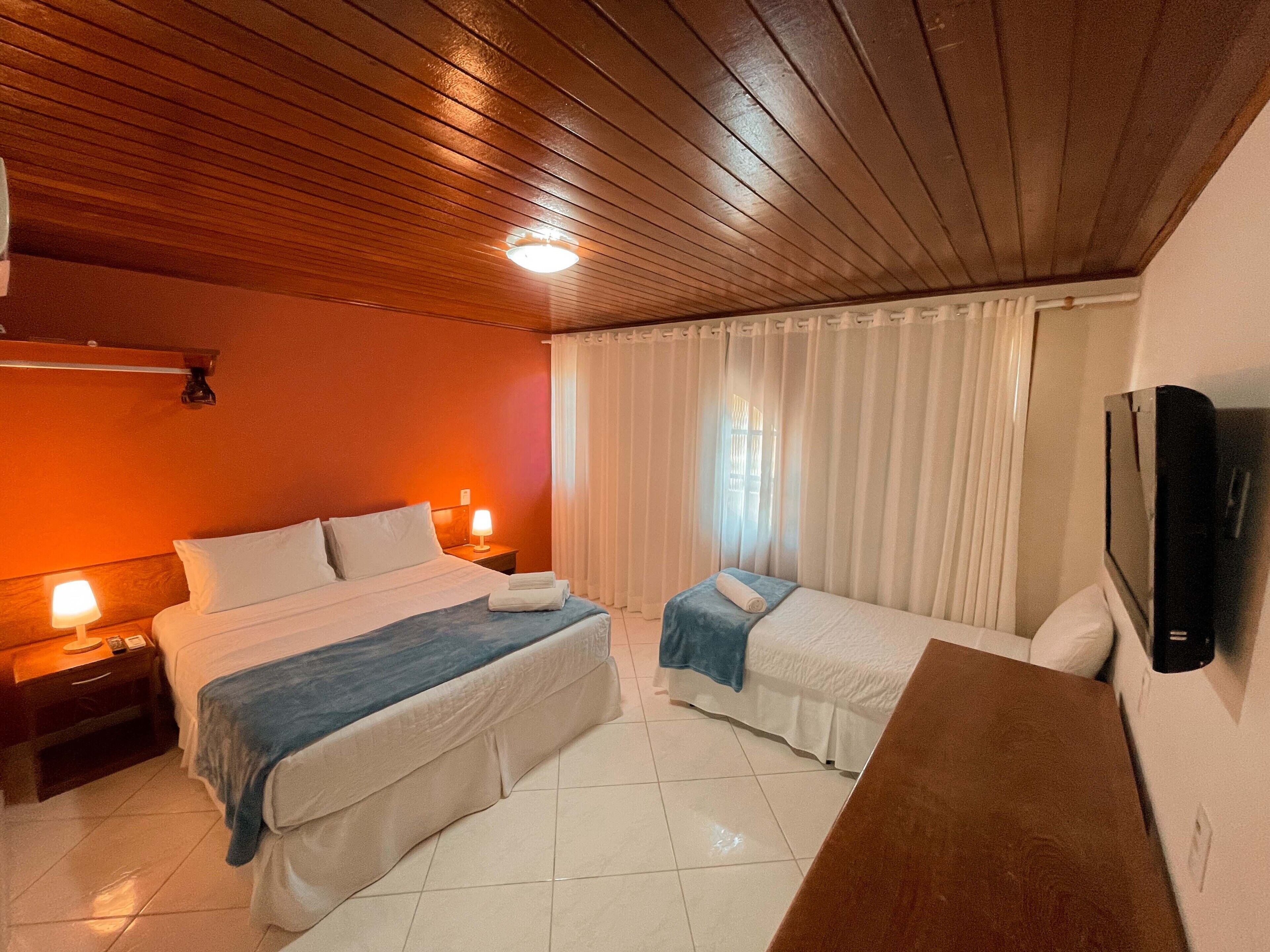 Minibar, caja fuerte, ropa de cama