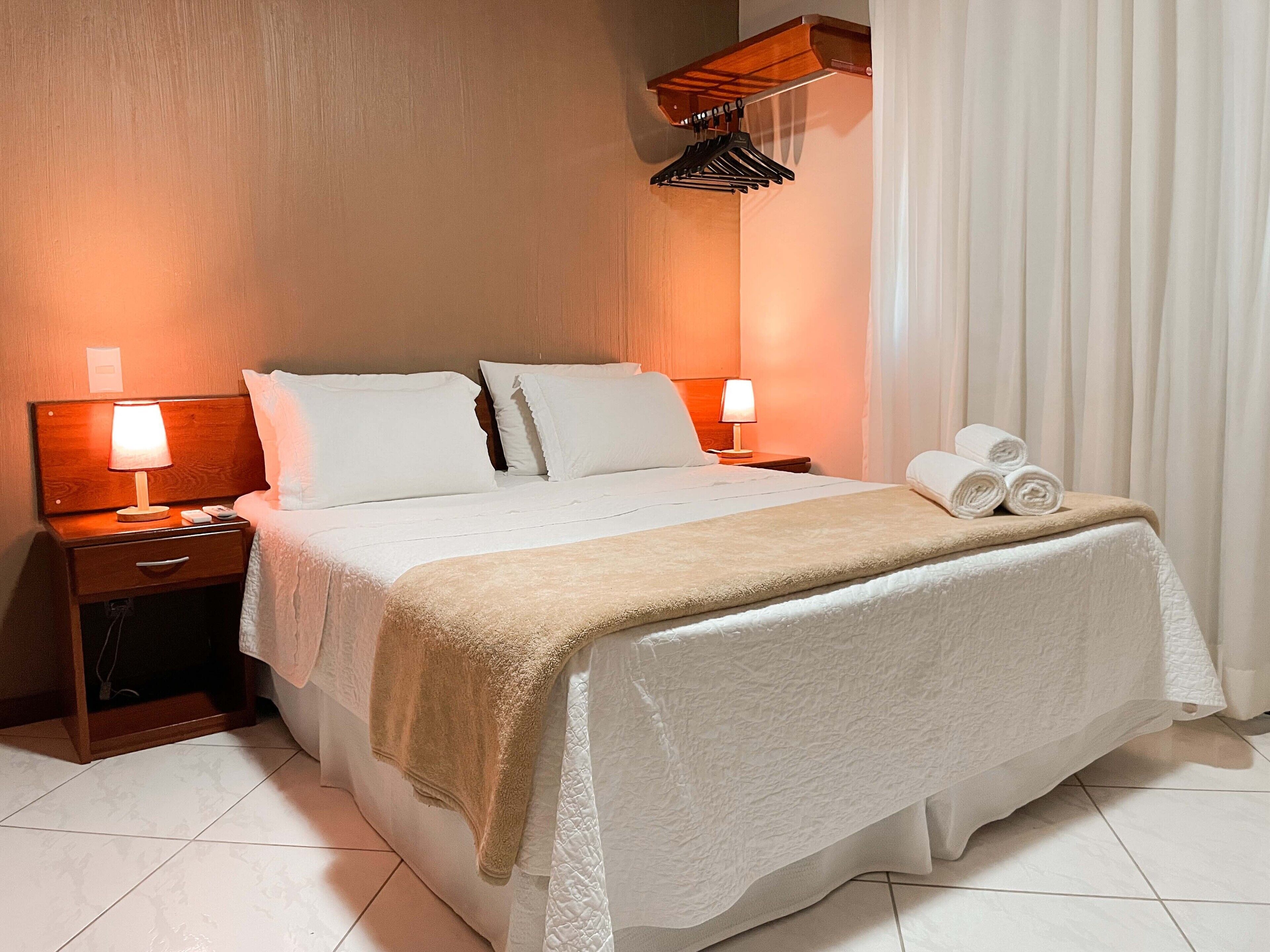 Minibar, caja fuerte, ropa de cama