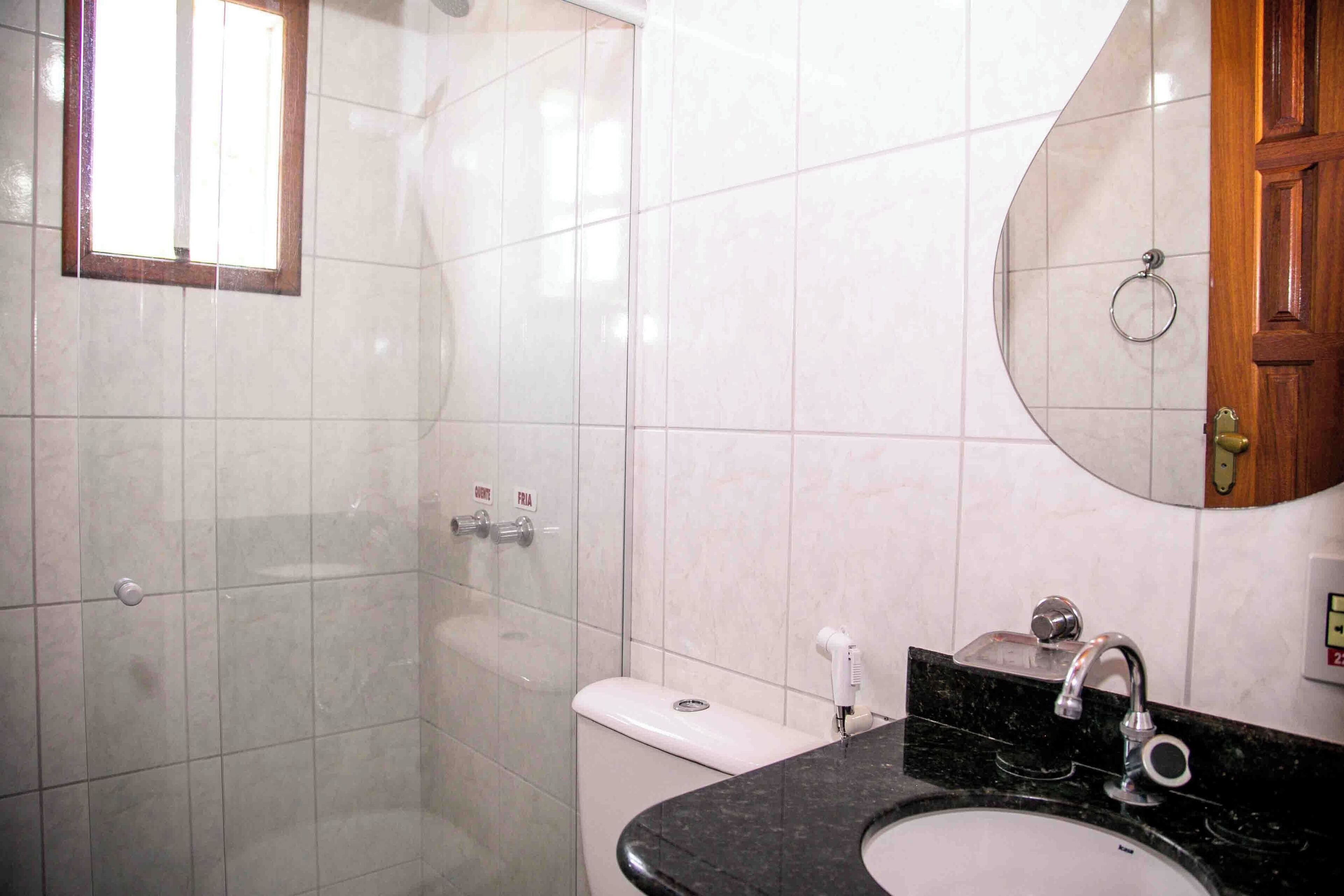 Ein Badezimmer mit Toilette, Waschbecken und Dusche.
