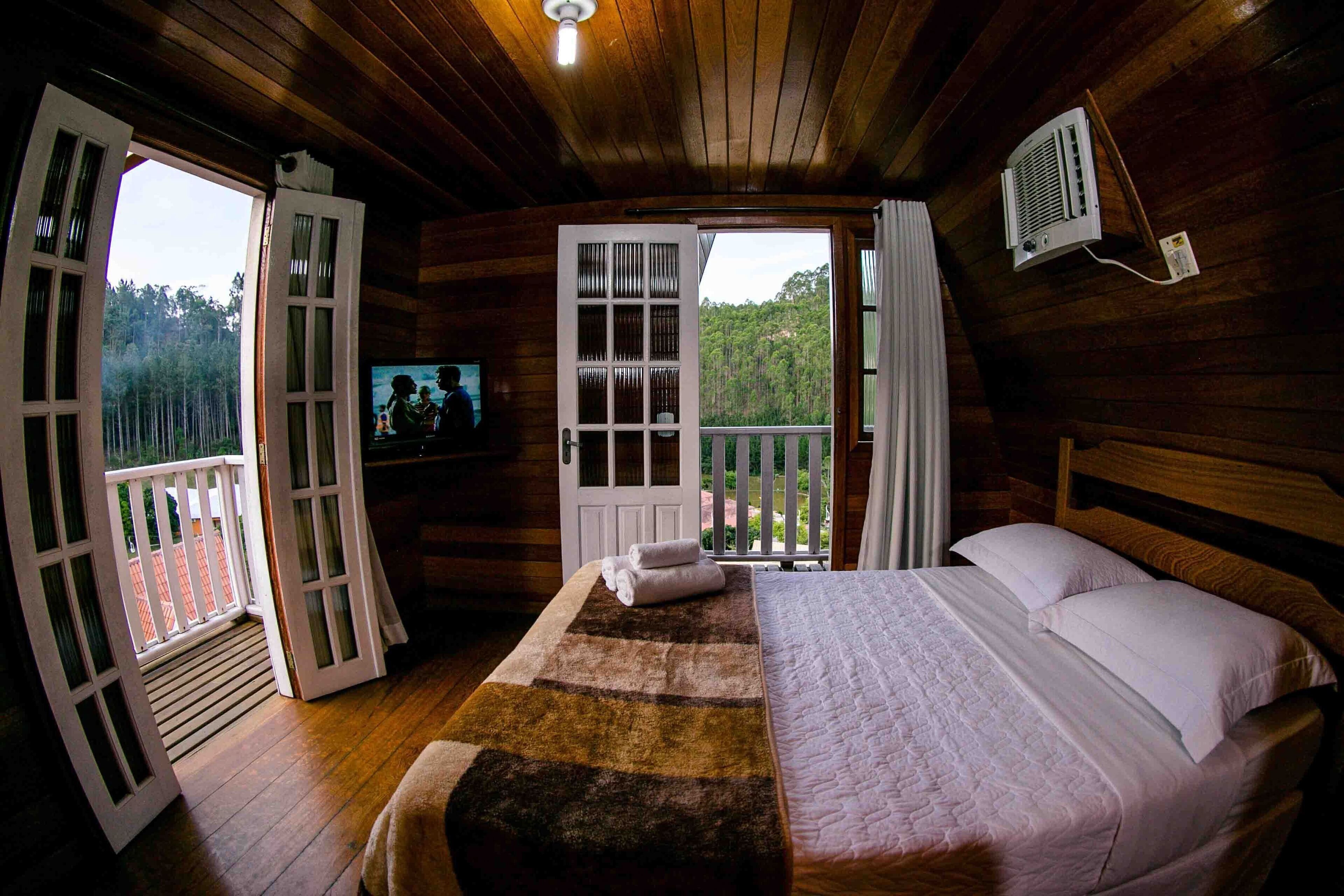 Minibar, caja fuerte, ropa de cama