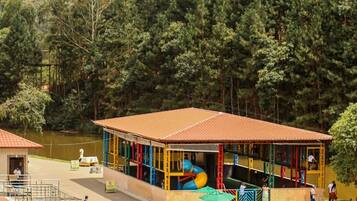 Área de juegos infantiles techada