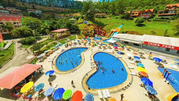 A resort with multiple swimming pools, a water slide, and a restaurant named "China Park". - China Park Eco Resort (Domingos Martins)