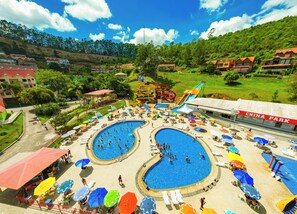 Un complexe hôtelier doté de plusieurs piscines, d’un toboggan aquatique et d’un restaurant appelé « China Park ».
