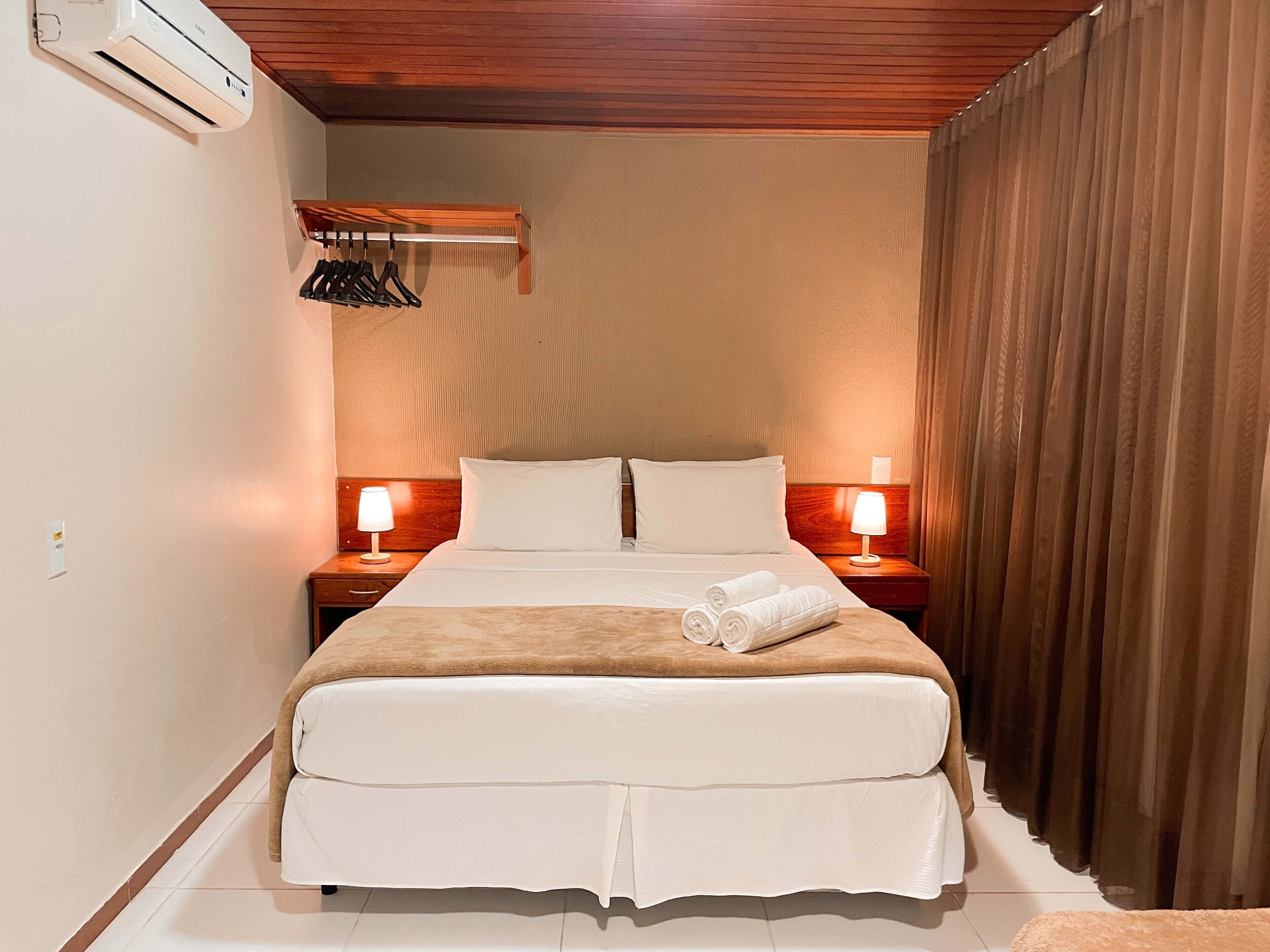 Minibar, caja fuerte, ropa de cama