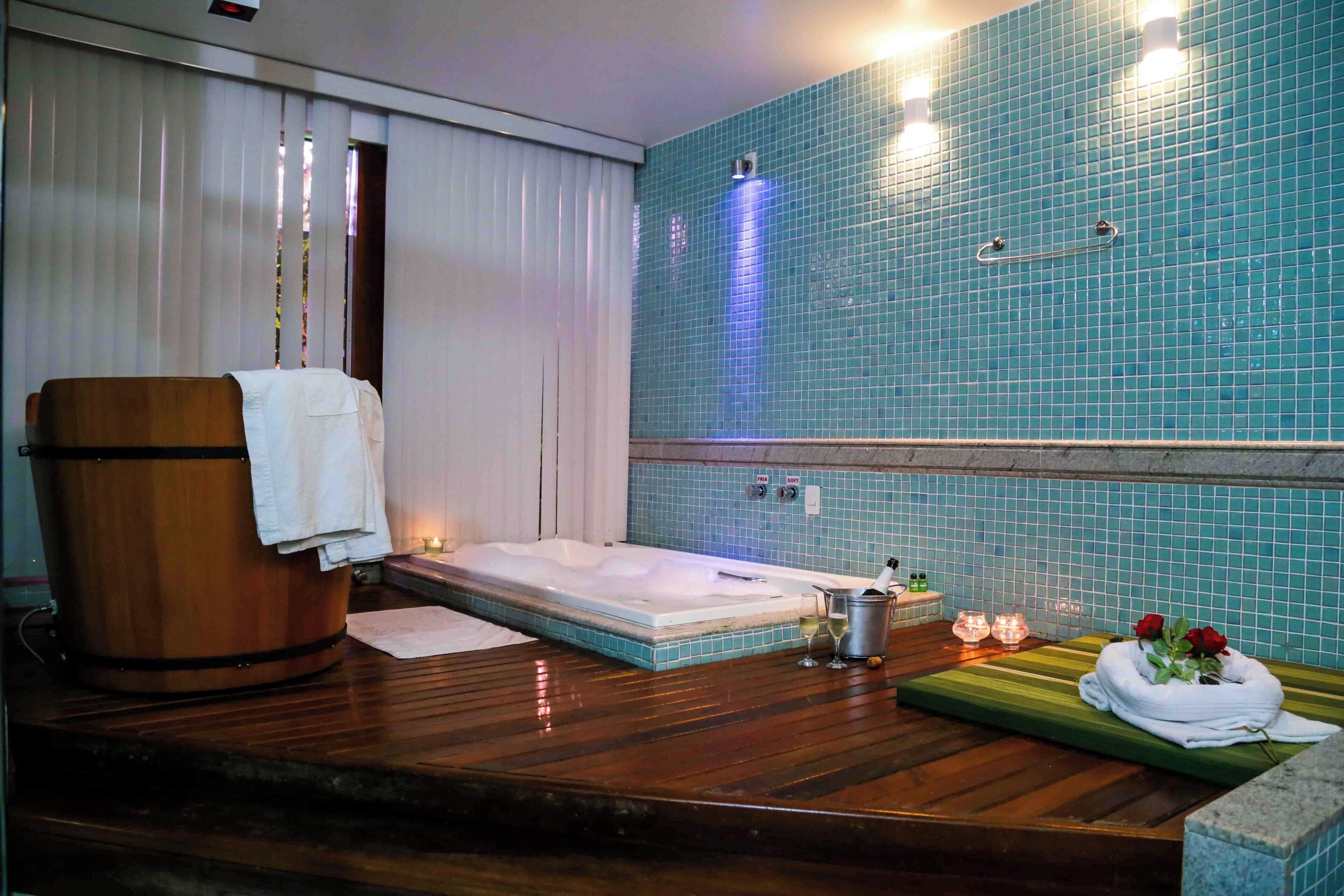 Suite Luxo | Bathroom | Hair dryer, towels, soap, shampoo