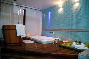 Suite Luxo | Bathroom | Hair dryer, towels, soap, shampoo