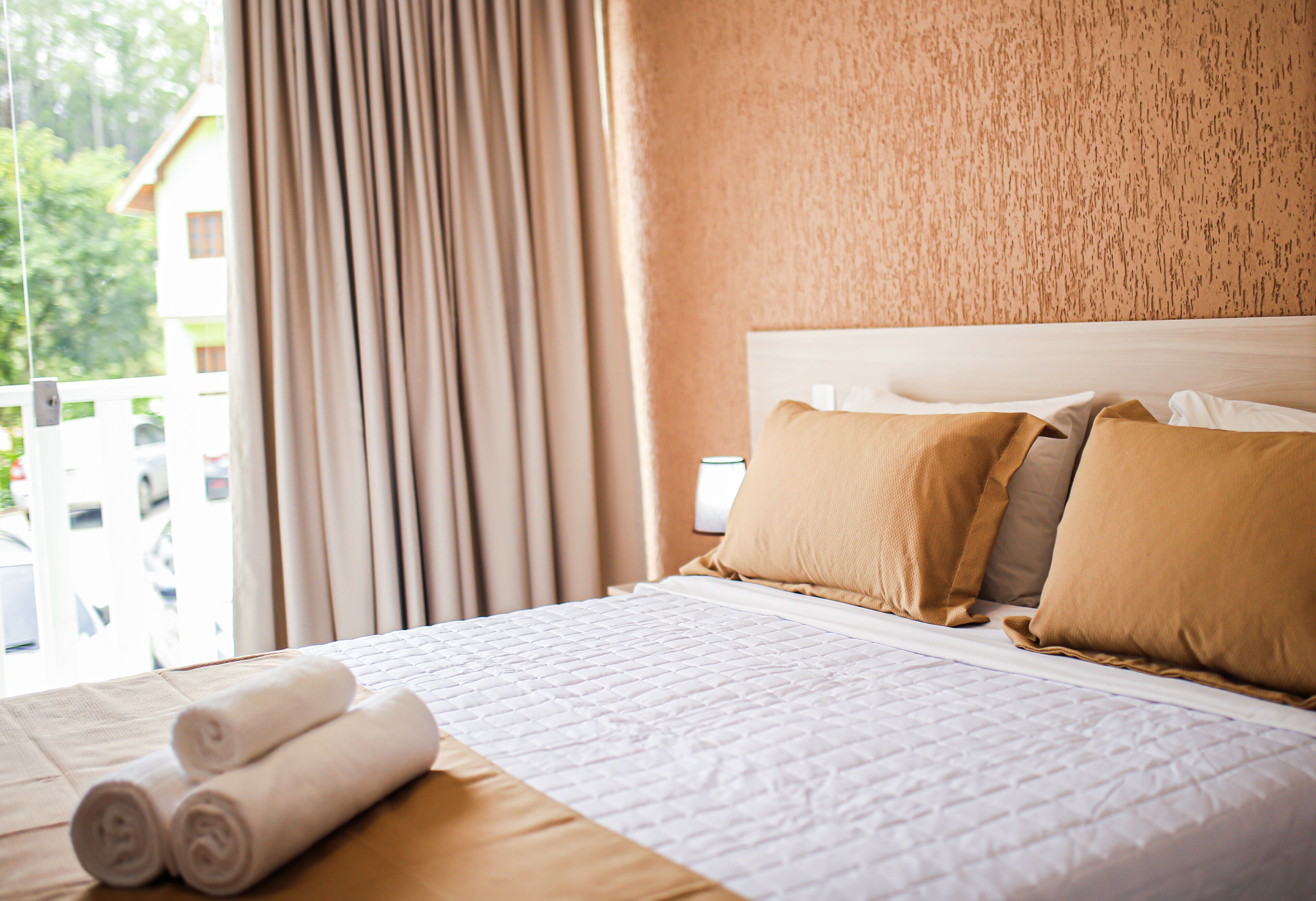 Minibar, caja fuerte, ropa de cama