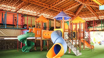 Lasten leikkialue ulkona