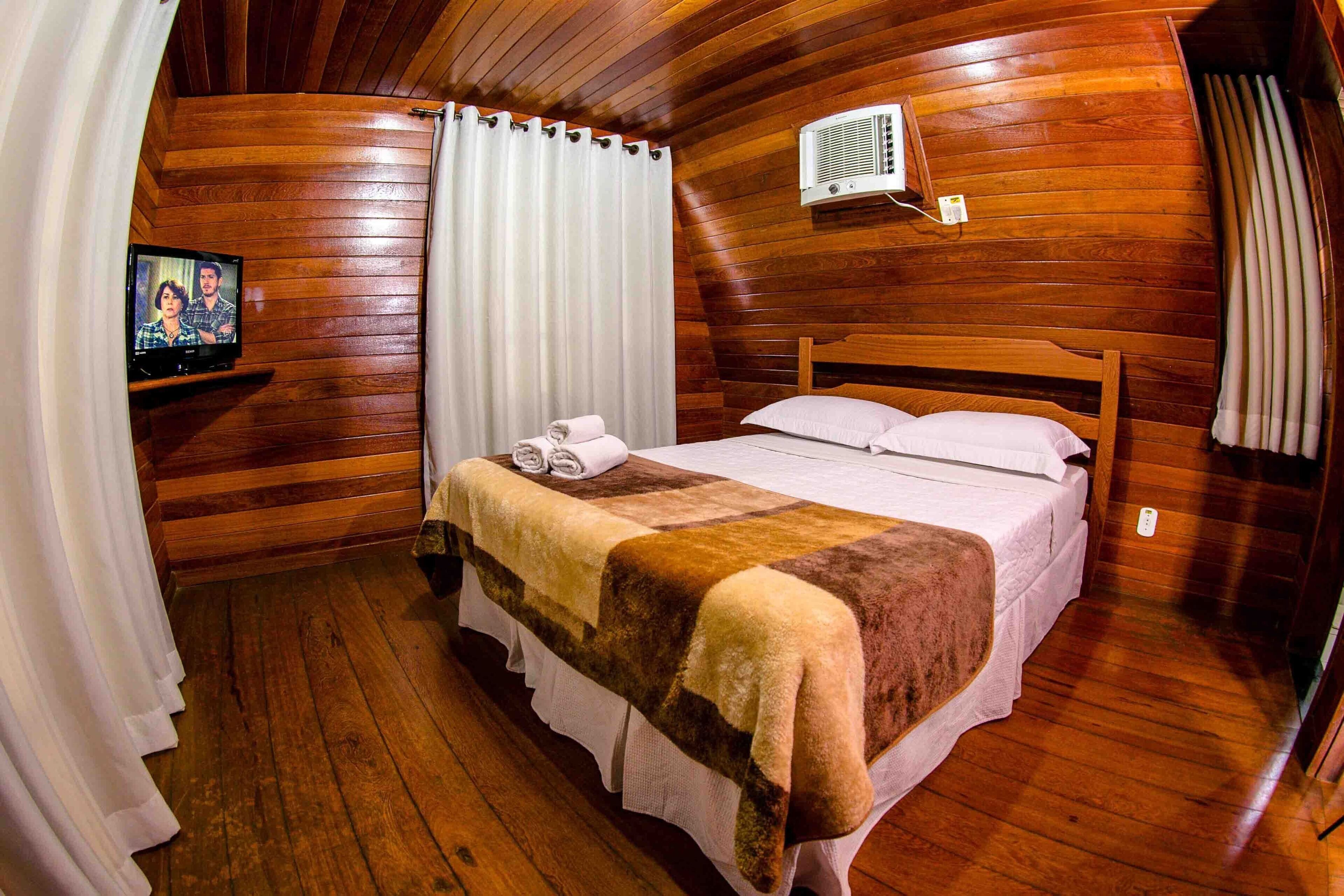Minibar, caja fuerte, ropa de cama
