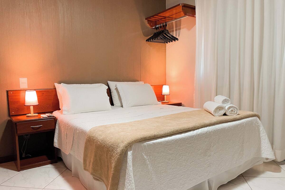 Een minibar, een kluis op de kamer, beddengoed