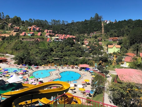 3 piscinas techadas, 7 piscinas al aire libre, sombrillas