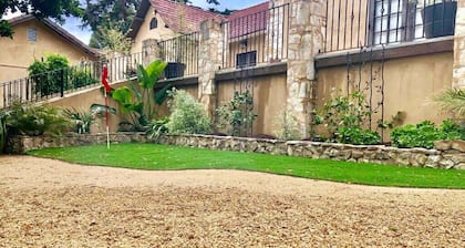 Chateau meren rannalla, lähellä rantaa ja ostoksia Carmel-by-the-Sea