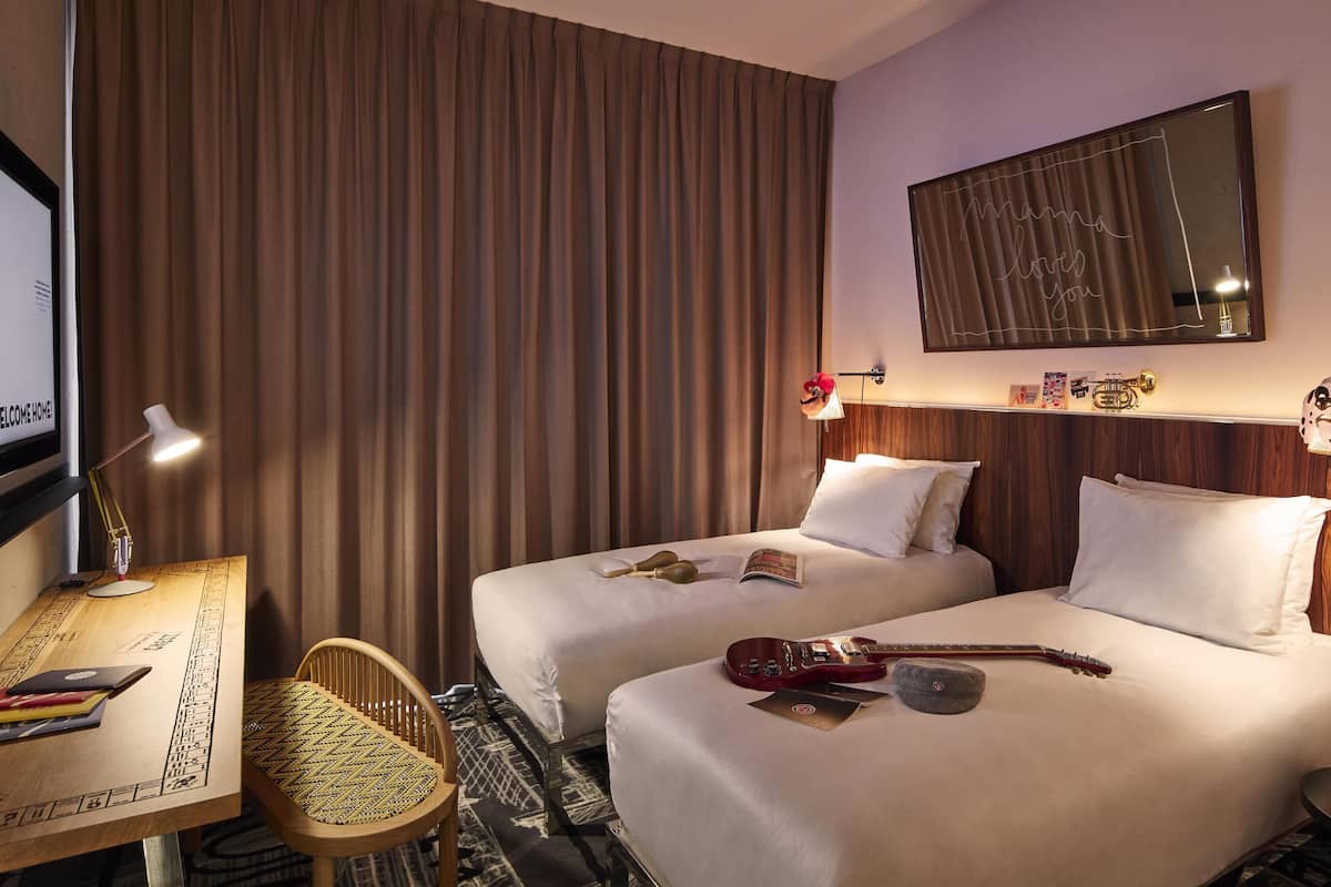 twin room, 2 single beds (medium mama) | premium bedding, minibar, in-room safe, desk