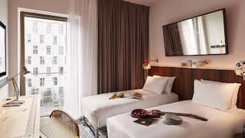 Twin Room, 2 Twin Beds (Medium Mama) | Premium bedding, minibar, in-room safe, desk