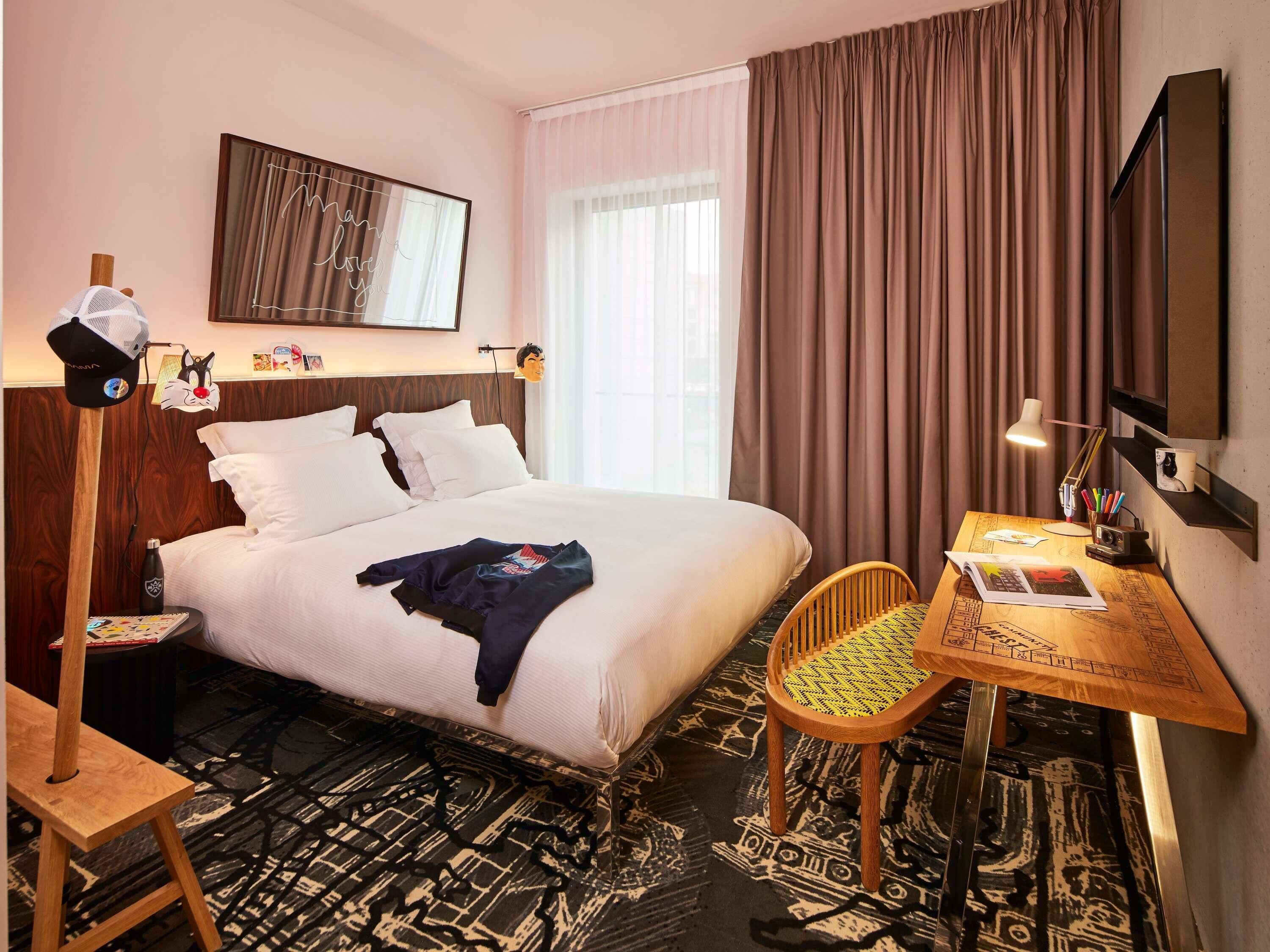 高档床上用品、迷你吧、客房内保险箱、办公桌