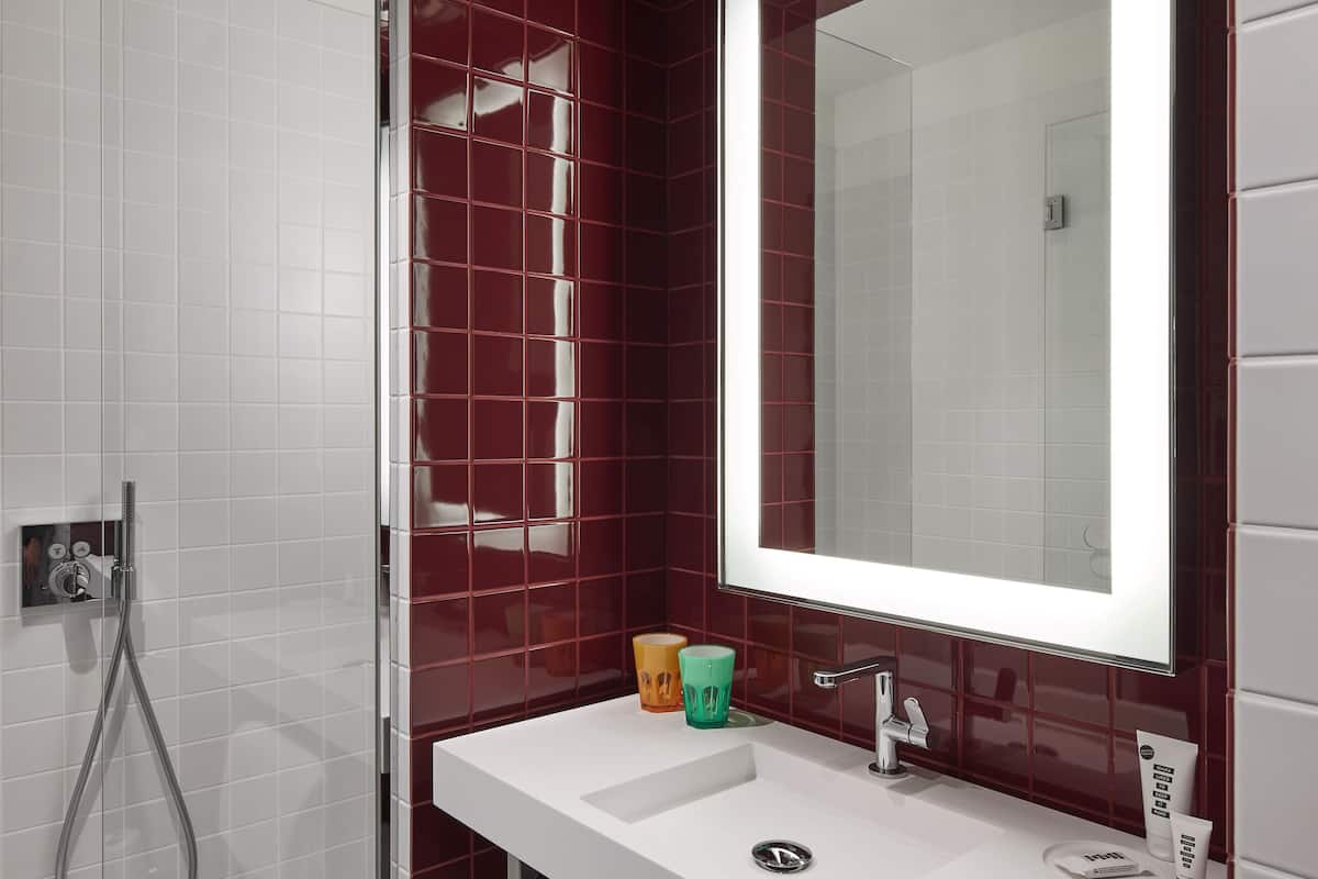 twin room, 2 single beds (medium mama) | bathroom | shower, hair dryer, towels