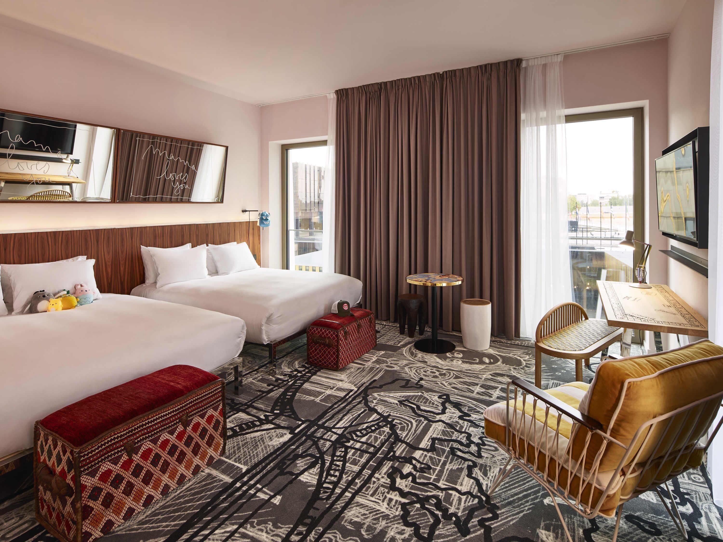 客房, 2 张单人床 (Large) | 高档床上用品、迷你吧、客房内保险箱、办公桌