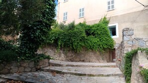 Property grounds - Apartment with terrace in the heart of a Corsican village 10 minutes from the beach (Monticello)