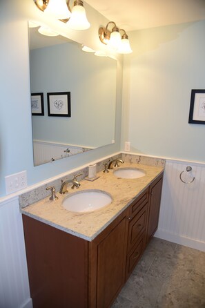 Combined shower/bathtub, hair dryer, towels, soap