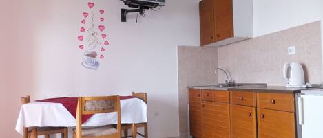 冷蔵庫、コンロ、コーヒー / ティーメーカー、電気ポット