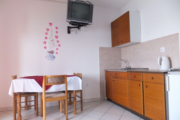 冰箱、炉灶、茶具/咖啡用具、电热水壶