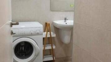 Secadora de cabello, toallas, jabón, shampoo