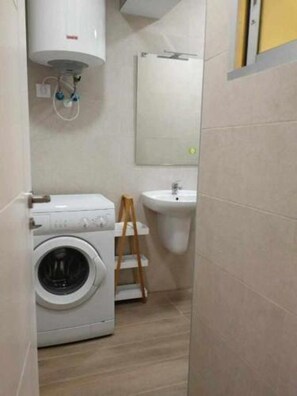 Een haardroger, handdoeken, zeep, shampoo