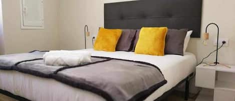 2 makuuhuonetta, silitysrauta/-lauta, Wi-Fi, vuodevaatteet