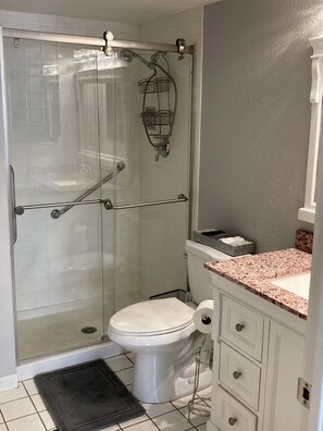 Duschwanne, Haartrockner, Handtücher, Toilettenpapier