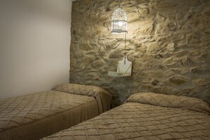 5 bedrooms, iron/ironing board, bed sheets - Casas Rurales Finca El Pozuelo (Jabugo)