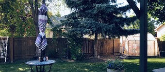 2 king 2 twin beds 3Bed 2.5 Ba cozy Mer Home near Village with Hot tub