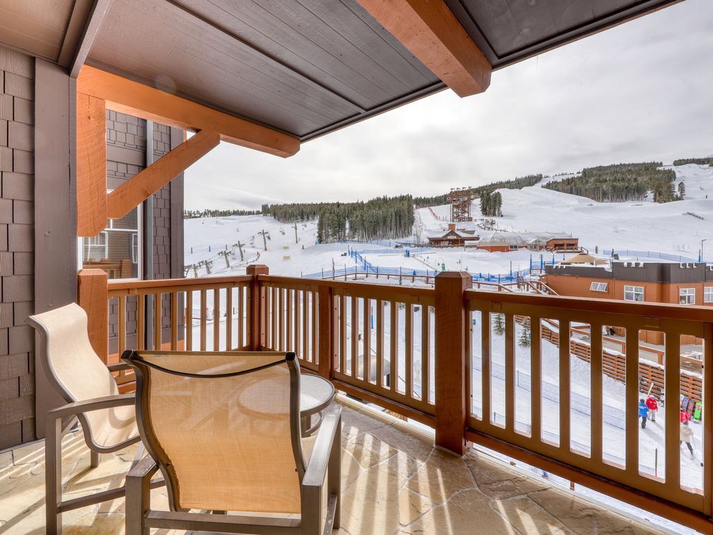 One Ski Hill ski-in/ski-out cozy condo w/ shared hot tub & pool+views of slopes