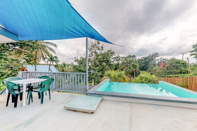 Casa familiar con vistas a la jungla, patio, piscina privada, a solo 5 minutos de la ciudad