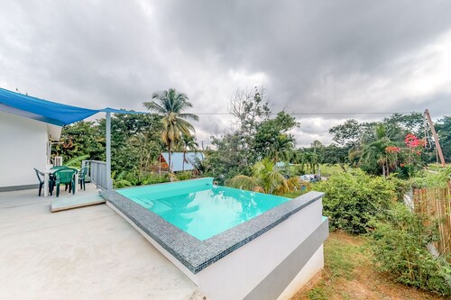 Welcoming home near town with private pool, jungle views, WiFi & partial AC