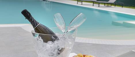 Außenpool (je nach Saison geöffnet), Liegestühle