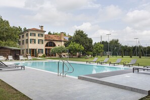Piscina externa sazonal, funciona das 8h30 às 20h, espreguiçadeiras