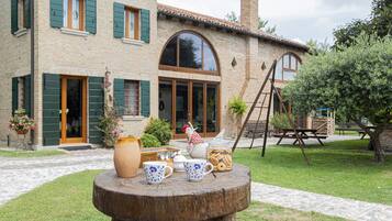 Piscina stagionale all'aperto, lettini