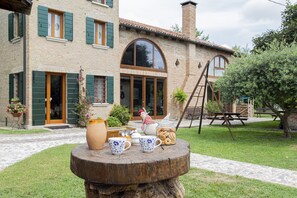 Piscine extérieure (ouverte en saison), chaises longues