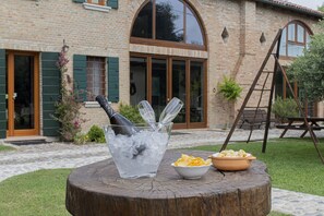 Piscine extérieure (ouverte en saison), chaises longues
