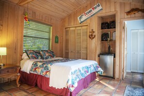 Free WiFi, bed sheets - Quaint Pool House in Tropical Setting (Boynton Beach)