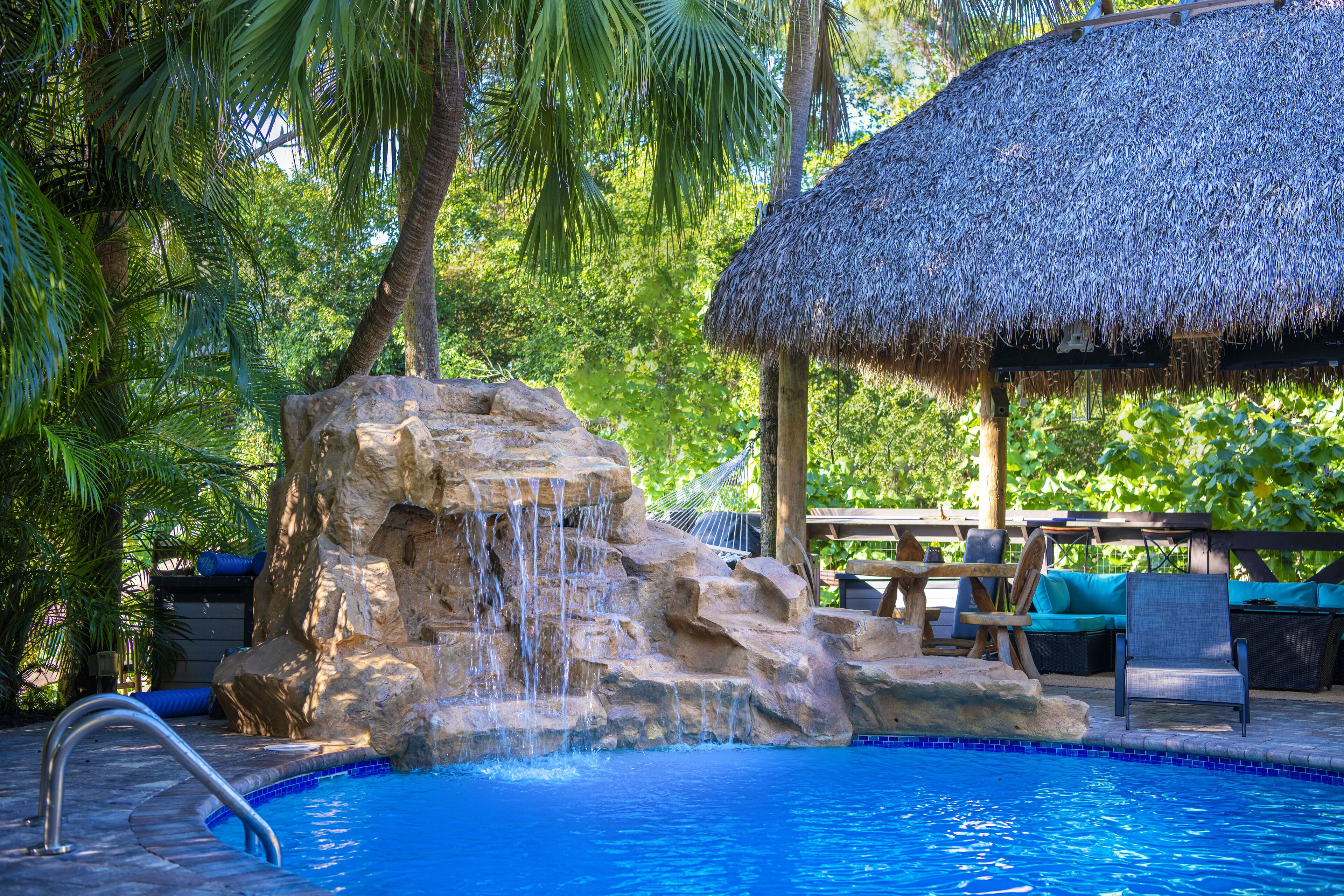 حمّام سباحة خارجي، حمّام سباحة مُدفَّأ