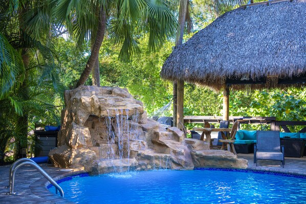 حمّام سباحة خارجي، حمّام سباحة مُدفَّأ