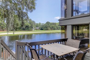 Outdoor dining - Nautical touches abound at this renovated waterfront condo with pool & tennis (Hilton Head)