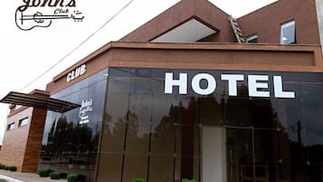 Vista frontal de la propiedad