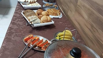 Café da manhã com buffet grátis todos os dias