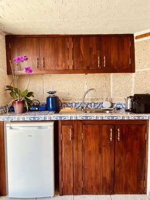 Réfrigérateur, cafetiÚre/bouilloire, grille-pain