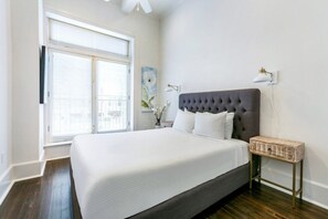 2 dormitorios, tabla de planchar con plancha, ropa de cama