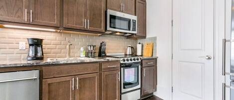 Refrigerador, microondas, horno y parrilla de estufa