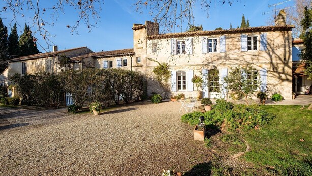 A stone building with multiple windows and a gravel courtyard. - Gîte du Pigeonnier, 3 Épis, Mas Médaille (arles)